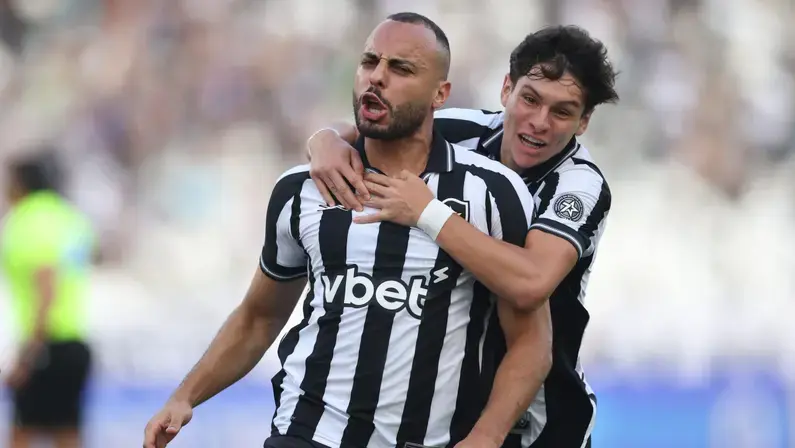 Valente, Botafogo vence Corinthians com hat-trick de Arthur Cabral