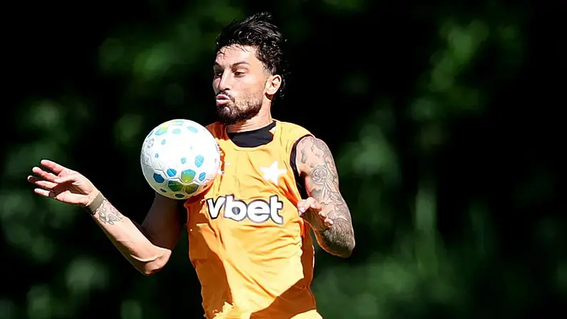Alex Telles celebra retorno do Botafogo aos treinos: ‘Já sentimos a intensidade, importante ter esse volume alto’