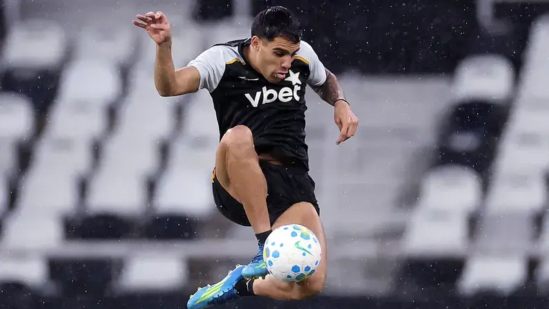 Pré-convocado, Lucas Villalba, do Botafogo, fica fora da lista final do Uruguai para amistosos na Ásia