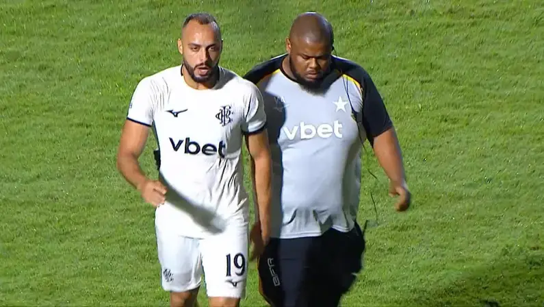 Arthur Cabral pode pegar até seis jogos de suspensão no STJD