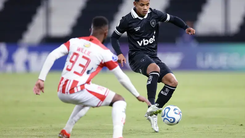 Botafogo amplia utilização de jogadores da base: 'Temos que olhar para o valor da casa', diz Franclim