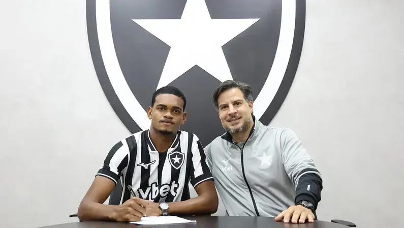 Integrado ao elenco profissional, zagueiro Herick, de 17 anos, renova até 2030 com o Botafogo
