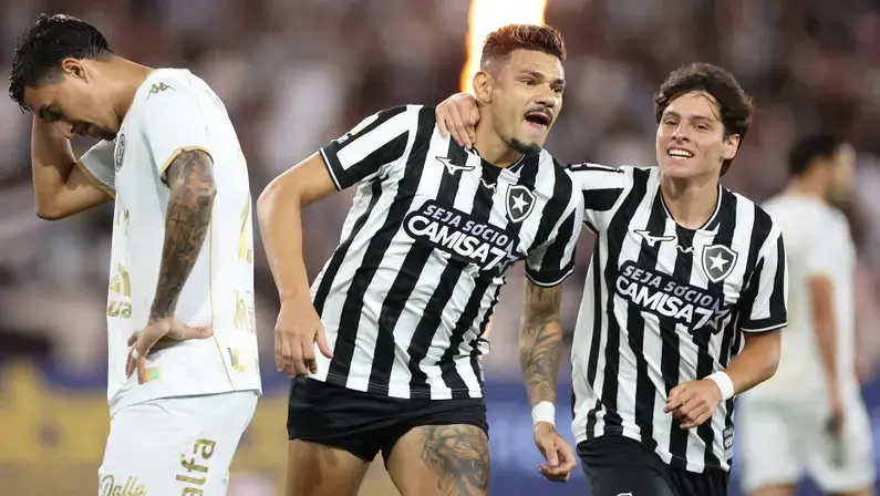 Com gol de Tiquinho, Botafogo vence a primeira com Tite e respira no Brasileirão