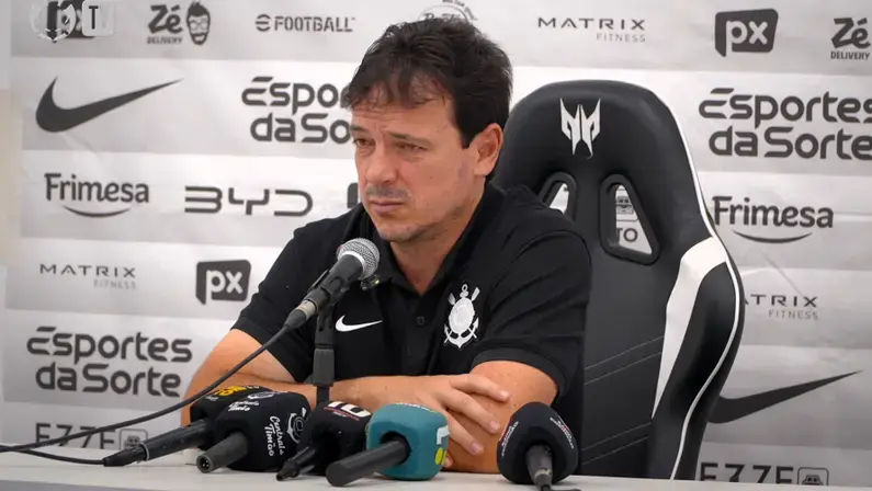 Fernando Diniz critica gramado sintético do Botafogo: ‘Muito ralo e duro. Quando que o Arthur Cabral vai acertar esses dois chutes na grama natural?’