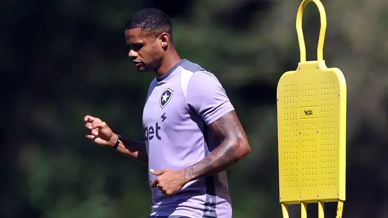 Júnior Santos segue em recuperação de lesão no pé e deve desfalcar Botafogo contra o Santos no Nilton Santos