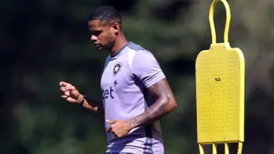 Júnior Santos segue em recuperação de lesão no pé e deve desfalcar Botafogo contra o Santos no Nilton Santos Júnior Santos segue em recuperação de lesão no pé e deve desfalcar Botafogo contra o Santos no Nilton Santos
