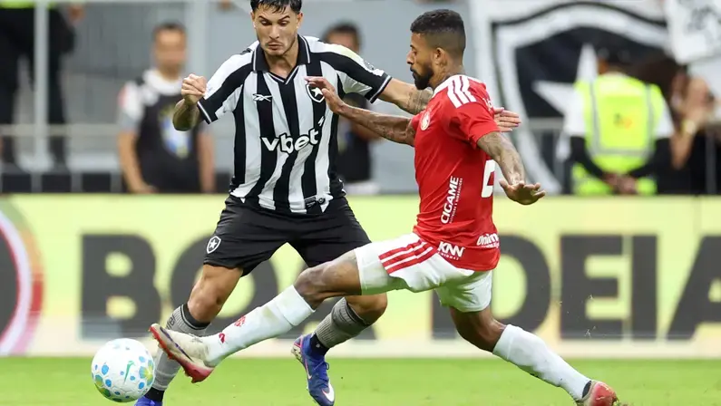 Mateo Ponte substitui Vitinho e ganha elogios do técnico no Botafogo: 'Não troco meus dois laterais-direitos por nenhum de outro time'