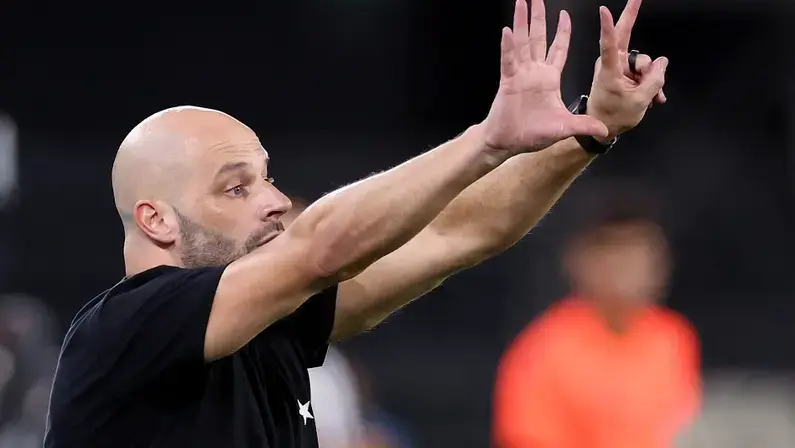 Franclim Carvalho não teme possíveis saídas no Botafogo: 'Se tivesse um pedido para fazer, seria para não sair ninguém. Mas é normal, uns vão, entram outros'