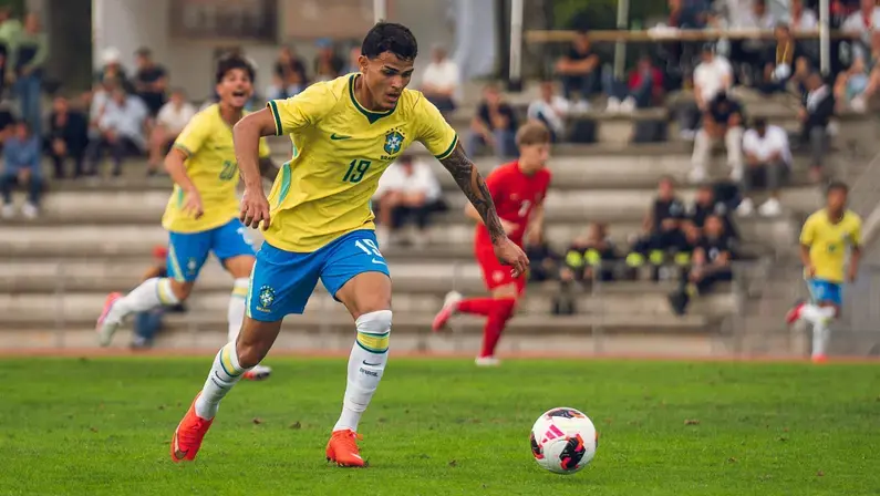 Atacante do Botafogo, Lucas Emanuel joga 45 minutos e desperdiça pênalti em goleada da Seleção Brasileira sub-17