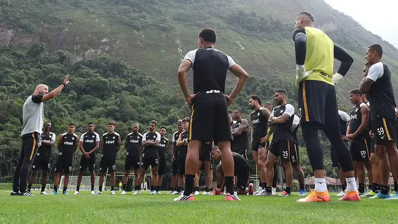 Botafogo prioriza zagueiros e ponta e espera agilizar contratações nesta semana