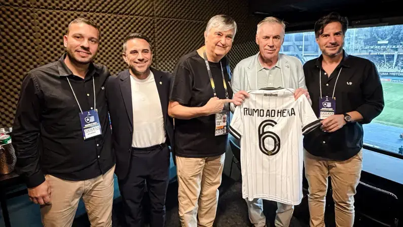 Ancelotti prestigia vitória do Botafogo e recebe camisa personalizada