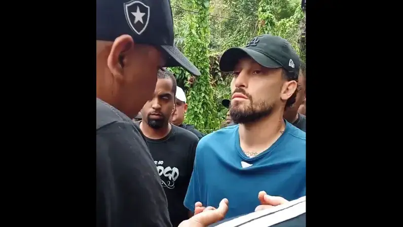 Alex Telles discute com torcedores em protesto no CT do Botafogo