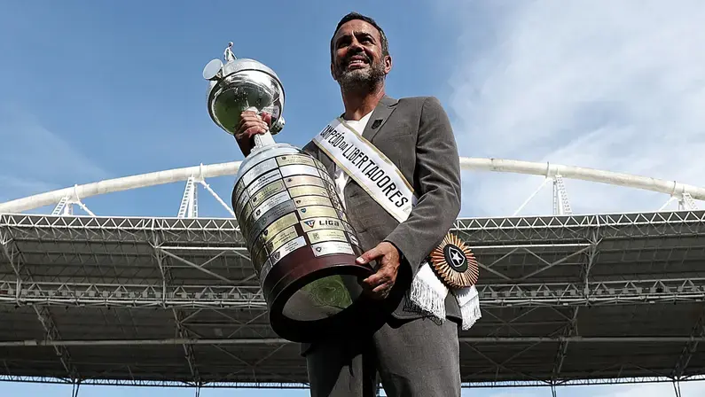 Artur Jorge faz relato emocionante de título da Libertadores pelo Botafogo: 'Só se consegue com jogadores de alma e coração maior'