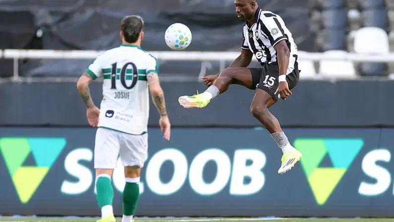 Franclim explica Ferraresi fora dos relacionados e defende Bastos no Botafogo: 'Fisicamente está apto, tanto que jogou os 90 minutos'