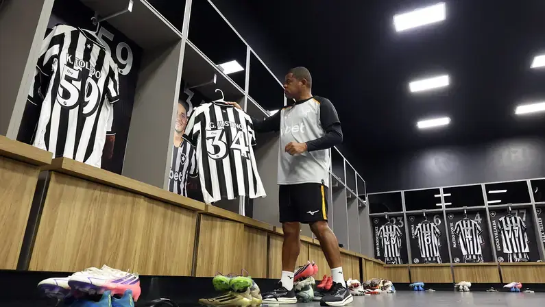 Botafogo divulga escalação com novidades para encarar o Athletico-PR