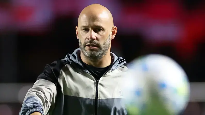 Franclim Carvalho dá mérito aos jogadores por superarem adversidades no Botafogo: ‘Instabilidade era grande e ainda existe’