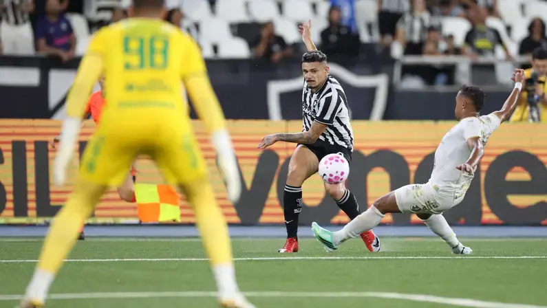 Tite exalta Tiquinho Soares após vitória do Botafogo: 'Presença de área impressionante'