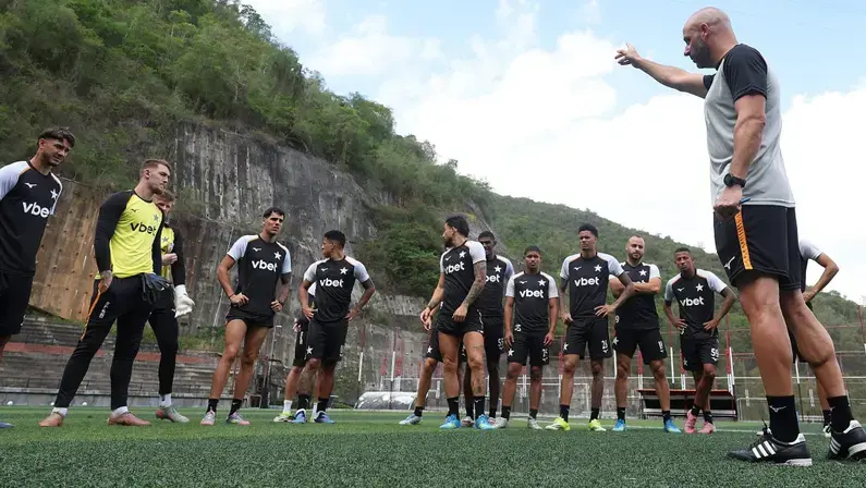 Ativo no mercado, Botafogo tem jogadores mapeados e negociações em andamento, diz canal; clube adota sigilo