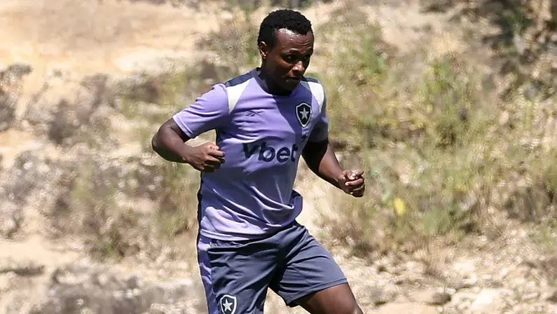 Botafogo: após entorse no joelho, Nathan Fernandes pode voltar a ficar à disposição na próxima semana