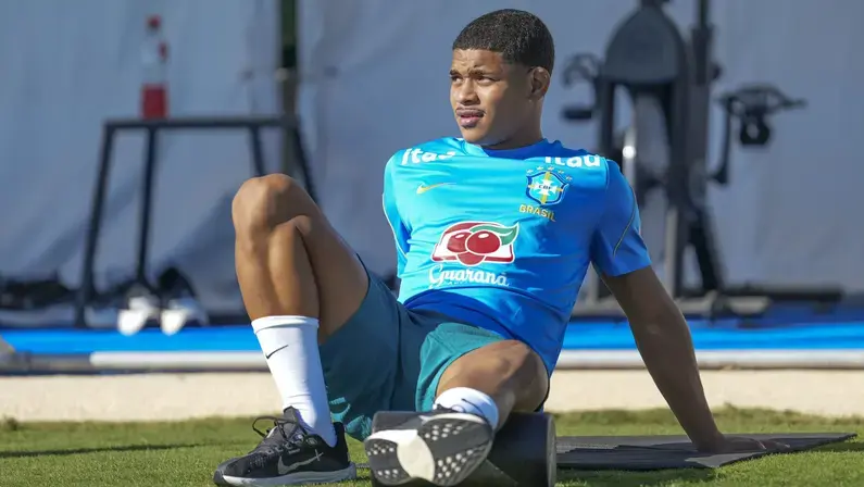 Volante do Botafogo, Huguinho se apresenta à Seleção Brasileira sub-20 na Espanha