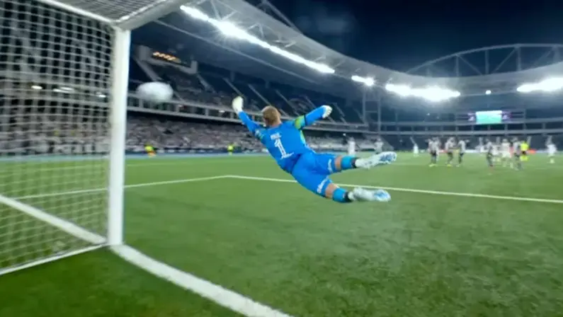 Raul falhou no gol de Léo Pereira? Comentaristas analisam atuação do goleiro do Botafogo no lance: ‘Vai com a mão mole’