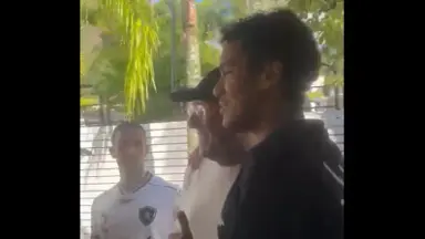 Ex-controlador do Botafogo, John Textor visita General Severiano e é tietado por torcedores: ‘Ainda me sinto em casa!’ Ex-controlador do Botafogo, John Textor visita General Severiano e é tietado por torcedores: ‘Ainda me sinto em casa!’