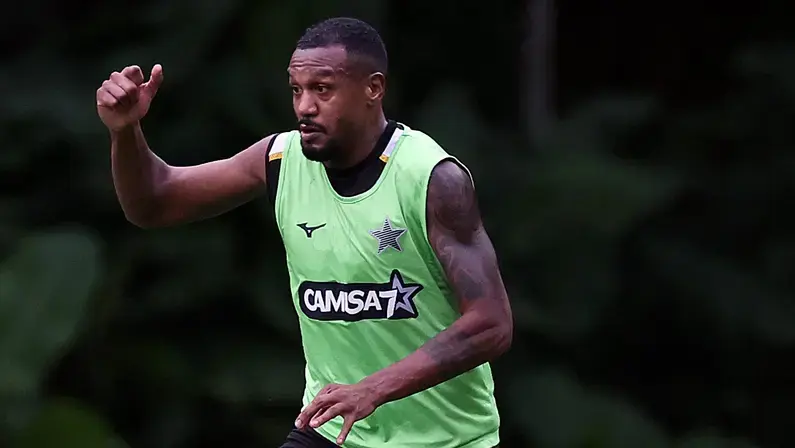 Edenílson treina com grupo e pode reforçar Botafogo contra o Internacional
