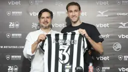 Arthur Chaves se apresenta com a camisa 3: ‘Sempre tive interesse de voltar, Botafogo era minha prioridade’
