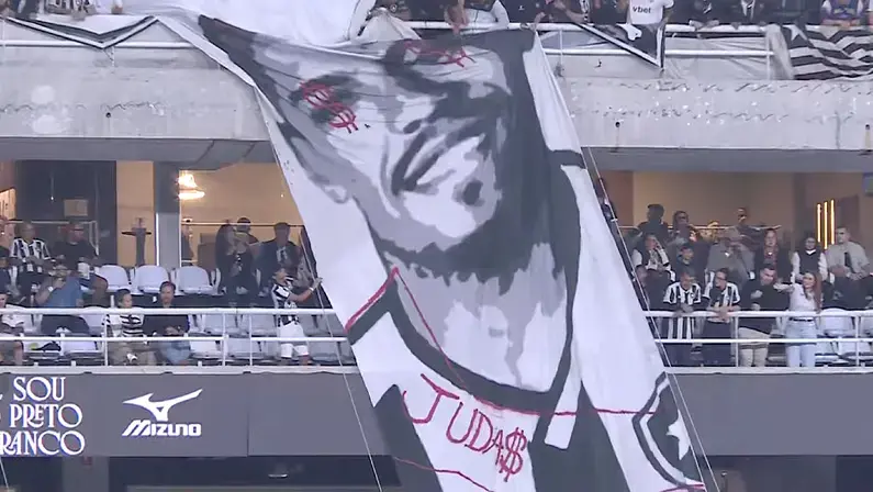 Torcida do Botafogo exibe novo bandeirão de ídolos com Jefferson no lugar de Marlon Freitas; volante do Palmeiras tem faixa rasgada