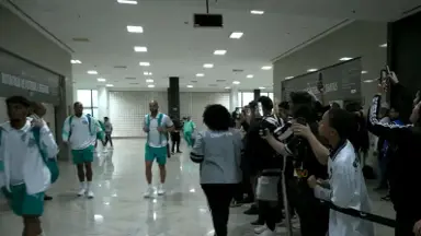 Sócios do Botafogo recepcionam ex-jogadores do clube ao som de "Vou Festejar" Sócios do Botafogo recepcionam ex-jogadores do clube ao som de "Vou Festejar"