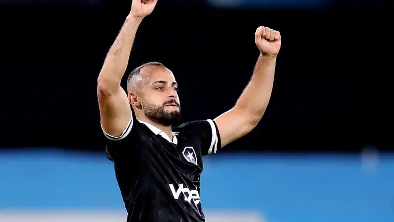 Franclim Carvalho elogia Arthur Cabral, mas cobra mais gols do atacante