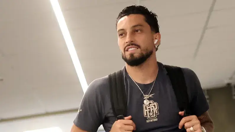 Botafogo adia conversas para renovar com Alex Telles para agosto