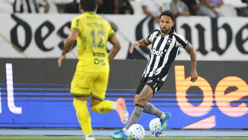 Vitinho lamenta bola na trave, mas foca em vitórias para o Botafogo