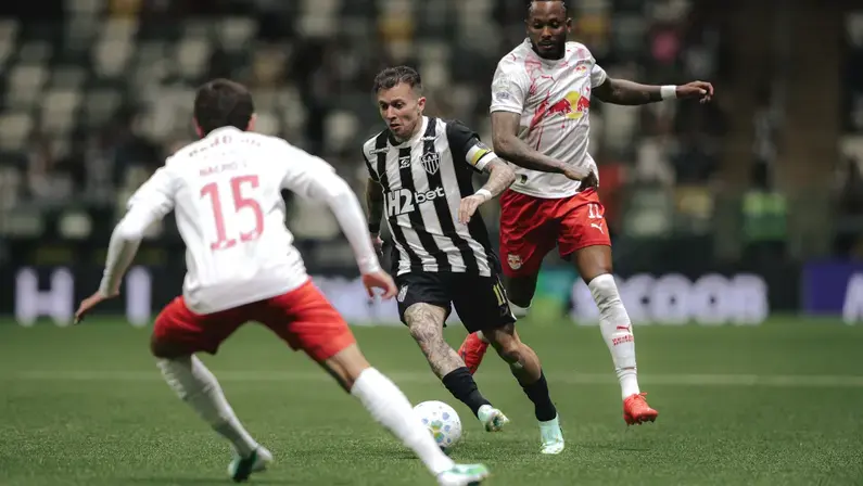 São Paulo e Red Bull Bragantino perdem em jogos adiados e seguem um ponto à frente do Botafogo no Brasileirão