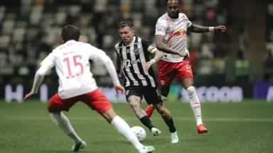 São Paulo e Red Bull Bragantino perdem em jogos adiados e seguem um ponto à frente do Botafogo no Brasileirão São Paulo e Red Bull Bragantino perdem em jogos adiados e seguem um ponto à frente do Botafogo no Brasileirão