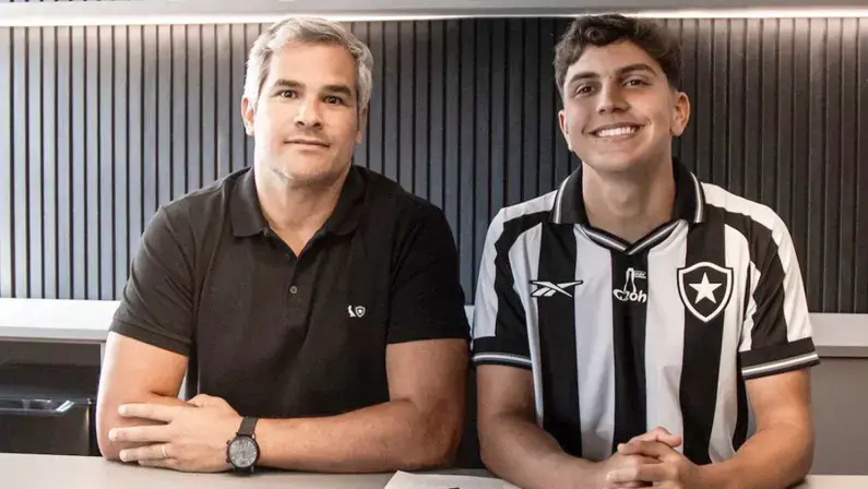 Botafogo firma primeiro contrato profissional com Bernardo Germano