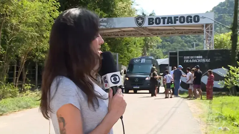 John Textor visita CT do Botafogo e interage com torcedores
