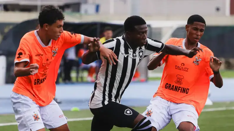 Botafogo perde para o Nova Iguaçu na estreia no Torneio Guilherme Embry Sub-16