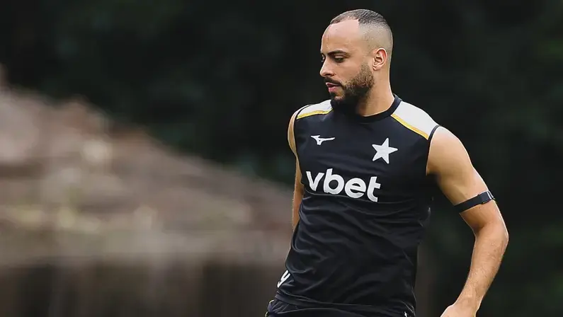 Humorista revela ser crítico de Arthur Cabral no Botafogo, mas diz: 'Torço para ele queimar minha língua'