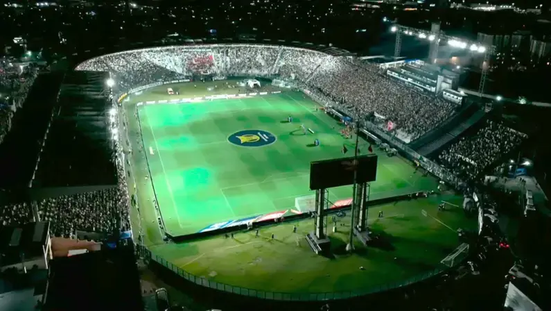 Torcida do Vasco impede funcionamento do VAR e ameaça operador de câmera durante clássico com Botafogo