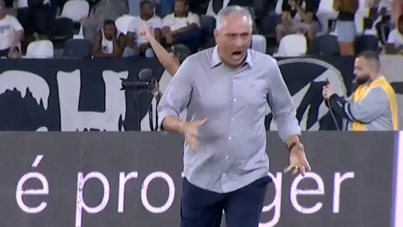 Tite invade gramado para comemorar gol que foi anulado, é expulso e não poderá comandar Botafogo em Curitiba