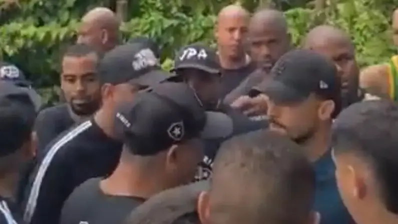 Torcedores do Botafogo protestam no CT e cobram jogadores, incluindo Alex Telles