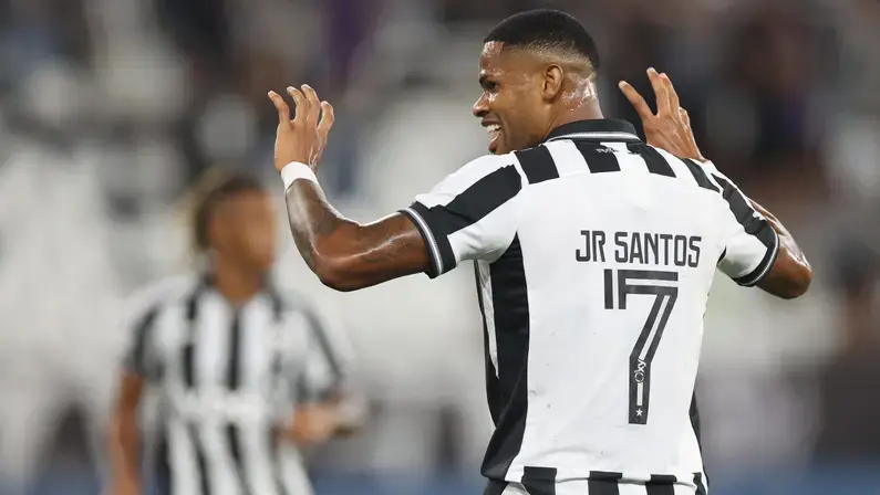 Júnior Santos celebra evolução e pede: 'É momento de todos os envolvidos com essa camisa darem as mãos. Estamos fechados com o Botafogo'
