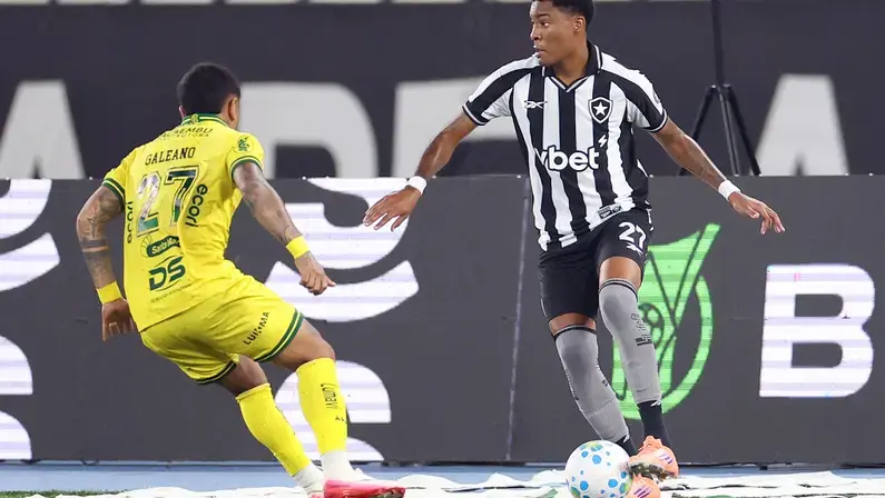 Caio Roque celebra estreia com vitória e almeja grande ano no Botafogo
