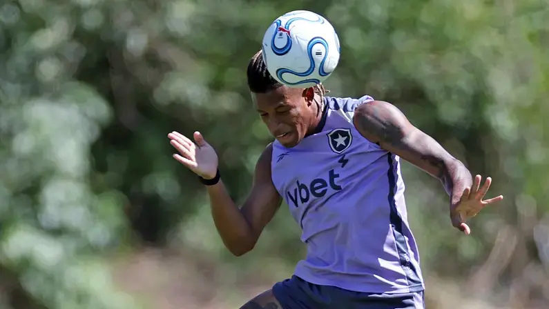 Danilo treinará normalmente com o elenco do Botafogo nesta sexta-feira, afirma repórter