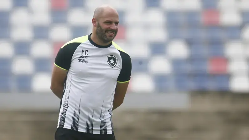 Franclim Carvalho chegará ao Botafogo com dois auxiliares, preparadores físico e de goleiros e deve estrear contra o Caracas; saiba os nomes