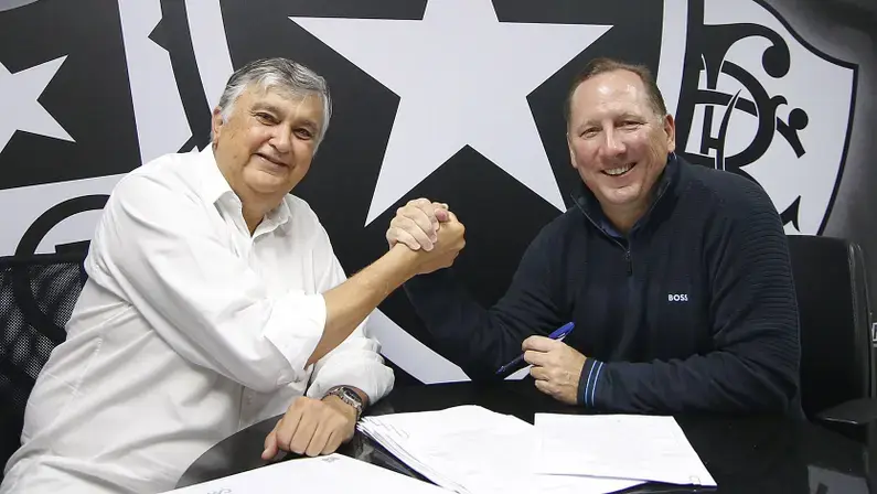 Em nota, SAF do Botafogo nomeia Durcesio Mello como diretor geral e contesta decisão que afasta John Textor