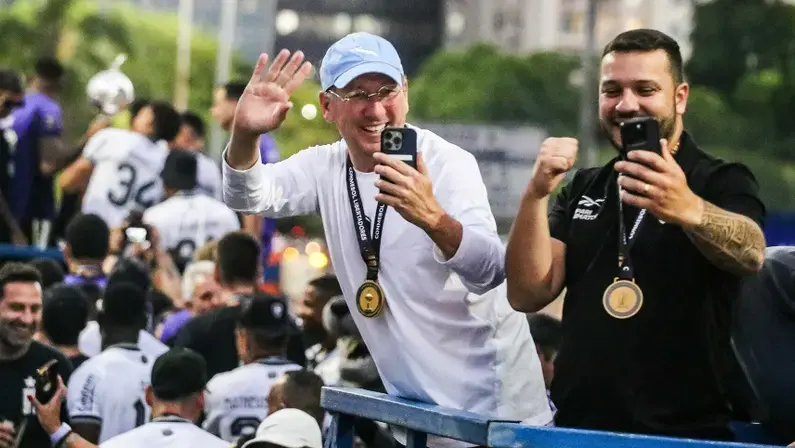 Jornalista: John Textor entra em contato com diretores do Botafogo e diz que vai tomar decisão por técnico esta semana; há dúvida sobre perfil