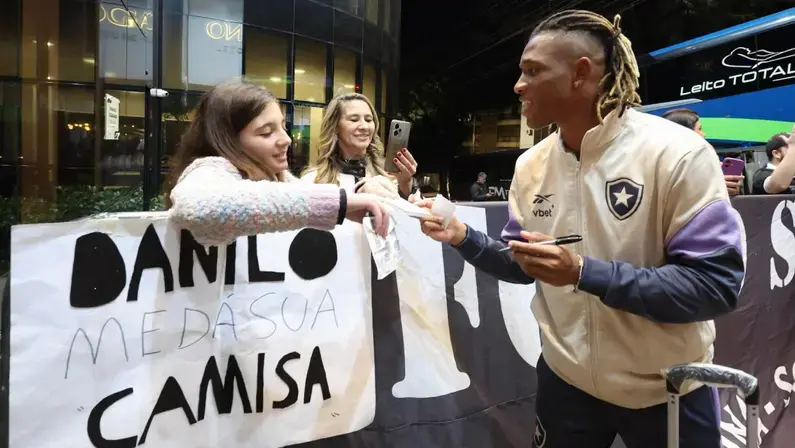 Botafogo recebe sondagens de gigantes europeus por Danilo