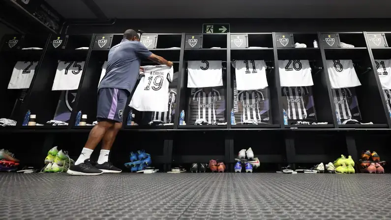 Botafogo escalado com quatro volantes para enfrentar o Atlético-MG na Arena MRV
